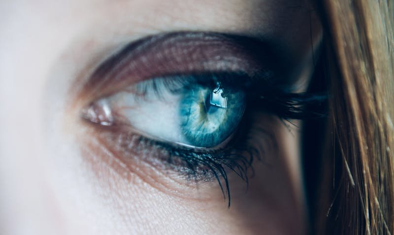 Augenbrauenlifting — Augen Close-up